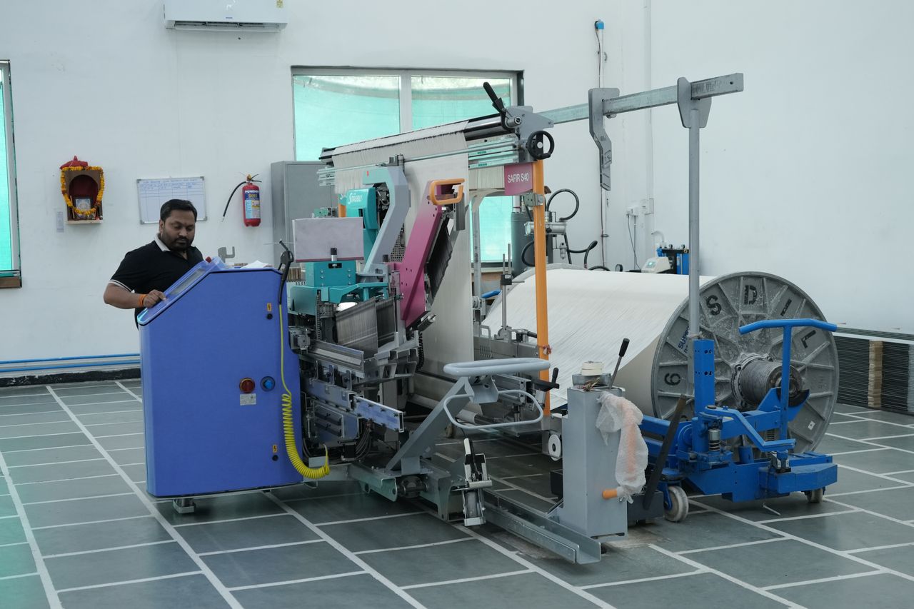 Warp tying machine
